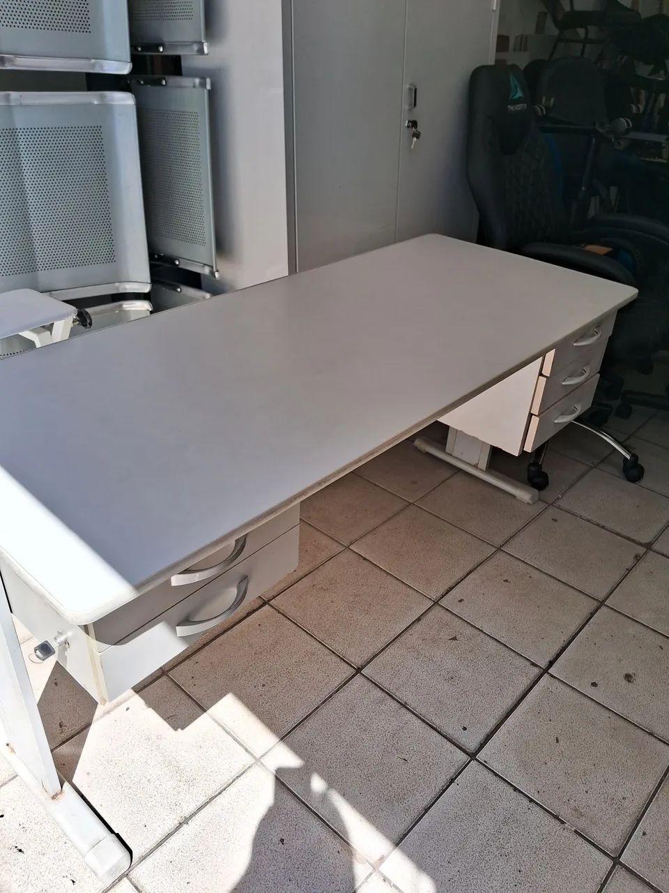 Mesa de 1.60x0.73x0.65 com 5 gavetas