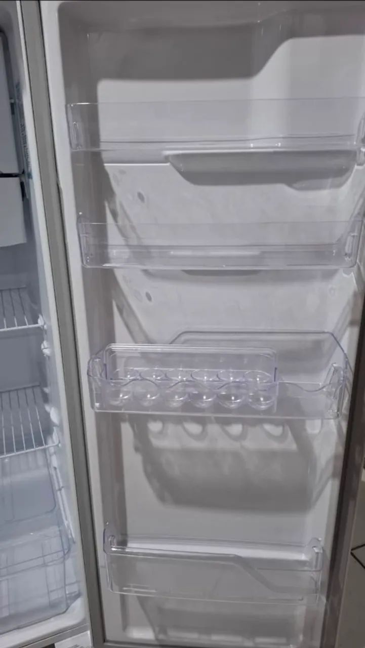 Geladeira Cycle Defrost Electrolux 240 Litros Degelo Prático Branco RE31  - Foto 3