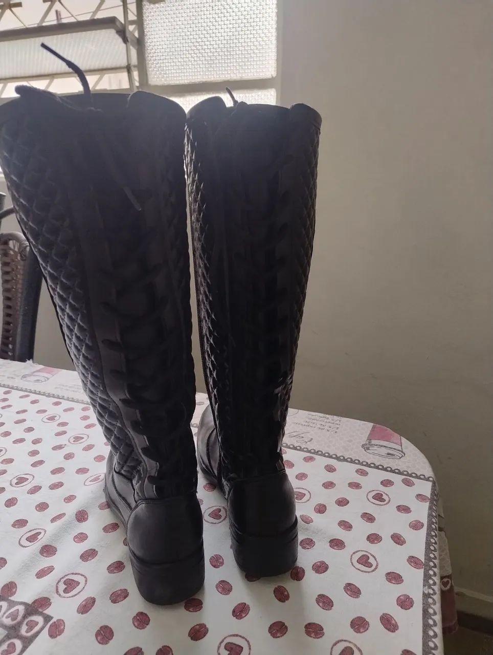 Bota feminina em perfeito estado de nova 