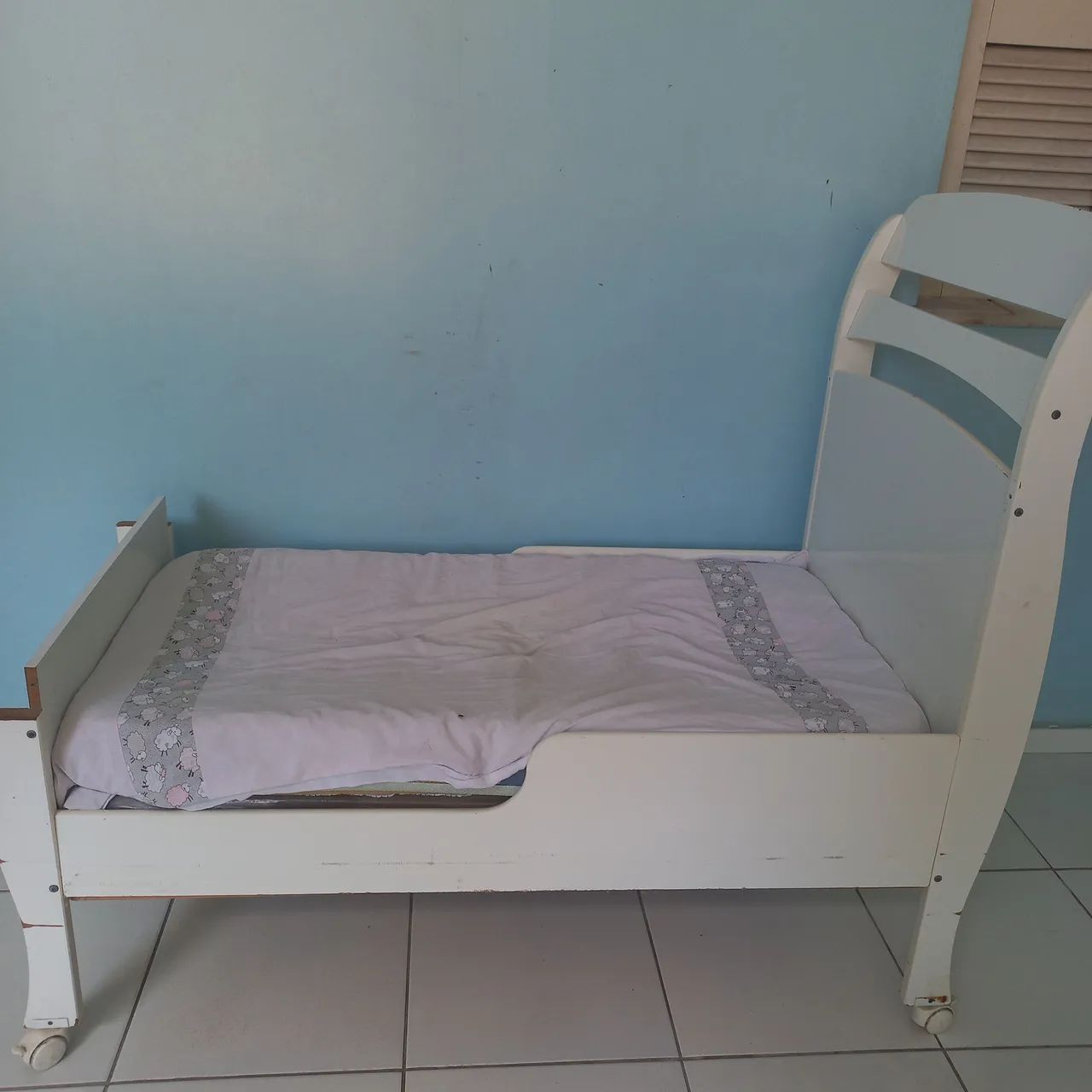 Berço/cama completo,com grades. 