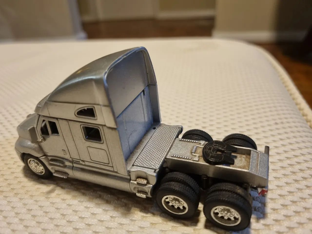 Miniatura Caminhão Kenworth T2000 Kinsmart Prata - Foto 5