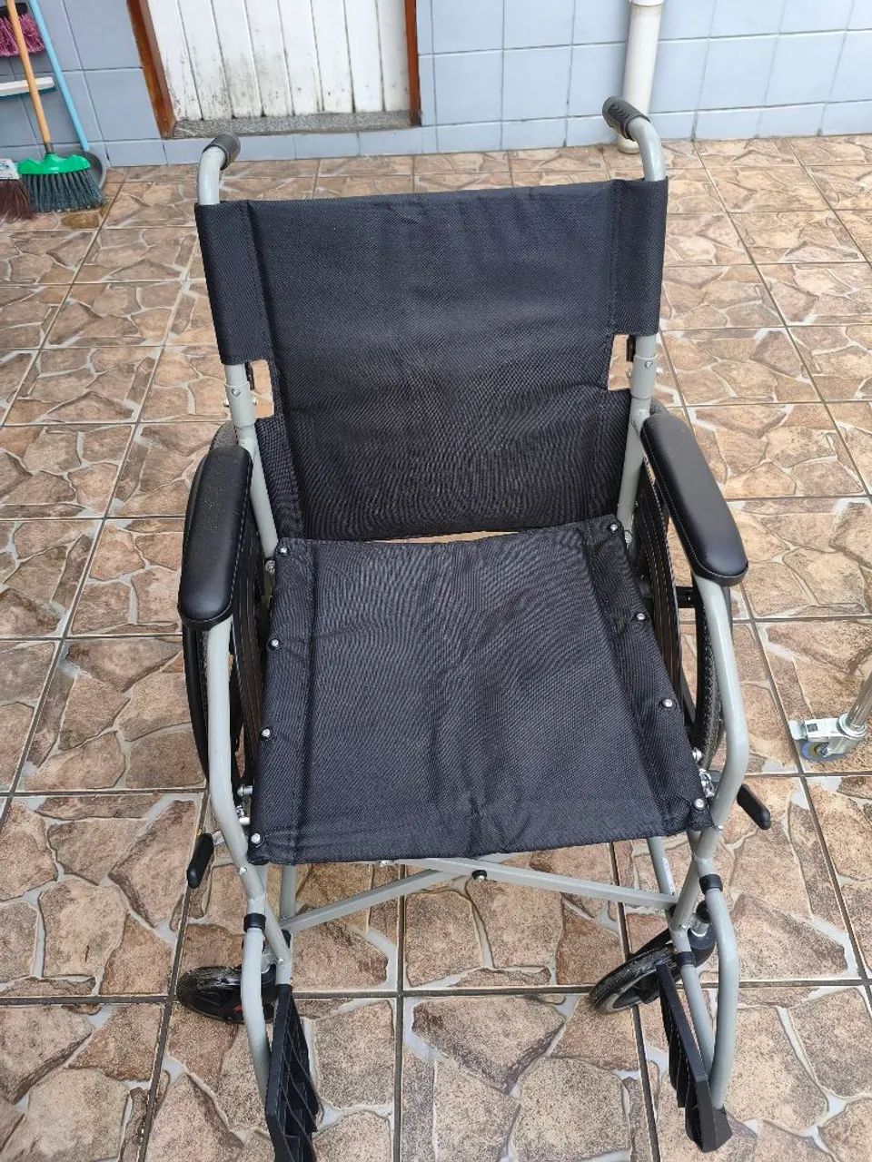 Vendo Cadeira de Roda e Cadeira de banho  - Foto 2