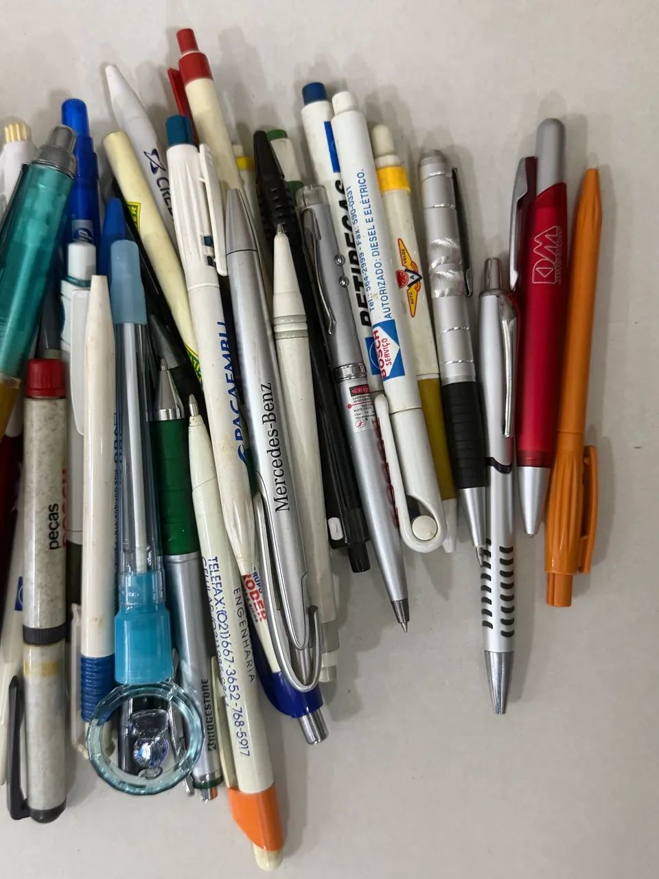 Lote contendo 60 canetas antigas de diversos modelos, cores e marcas. - Foto 2
