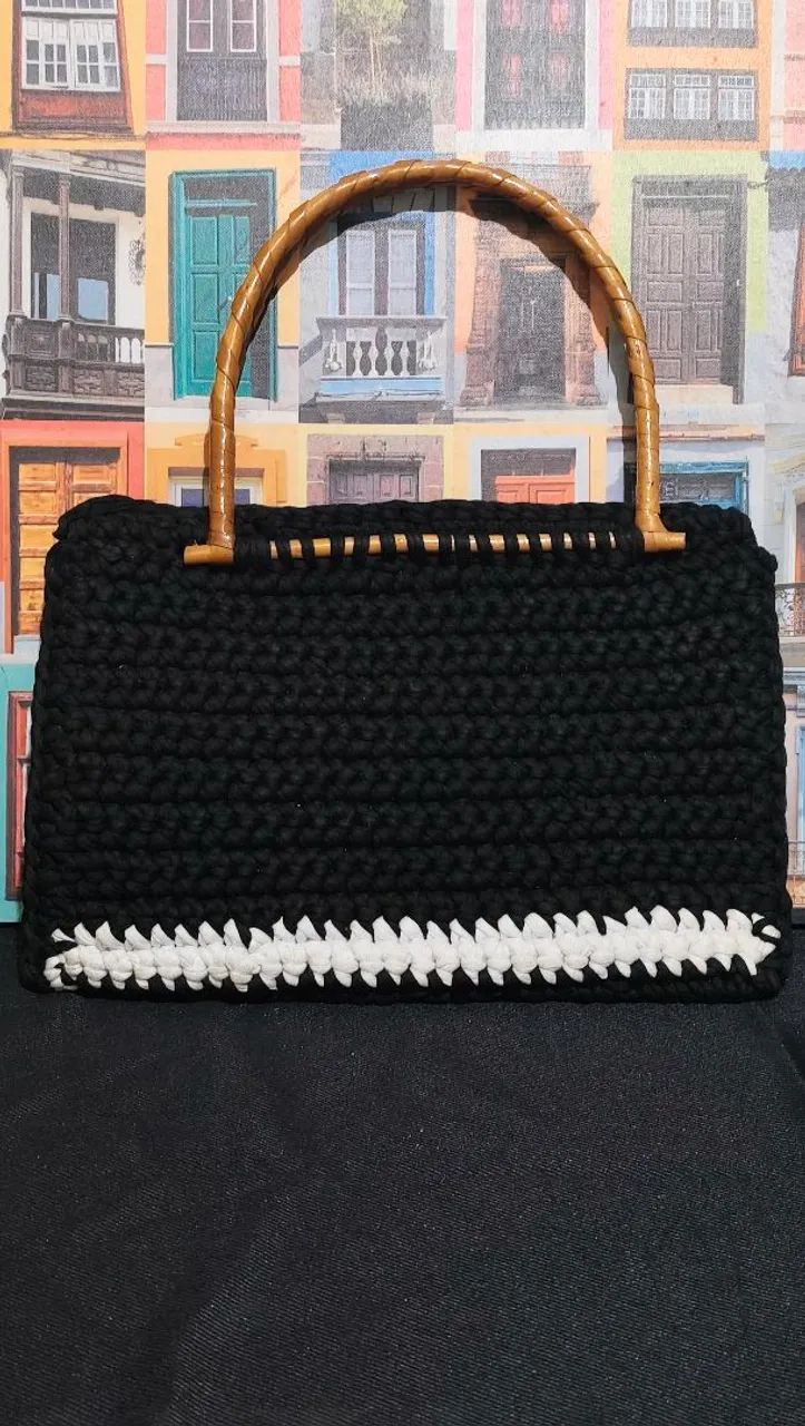 Bolsa Artesanal em Crochê com Alças de Madeira - Foto 2
