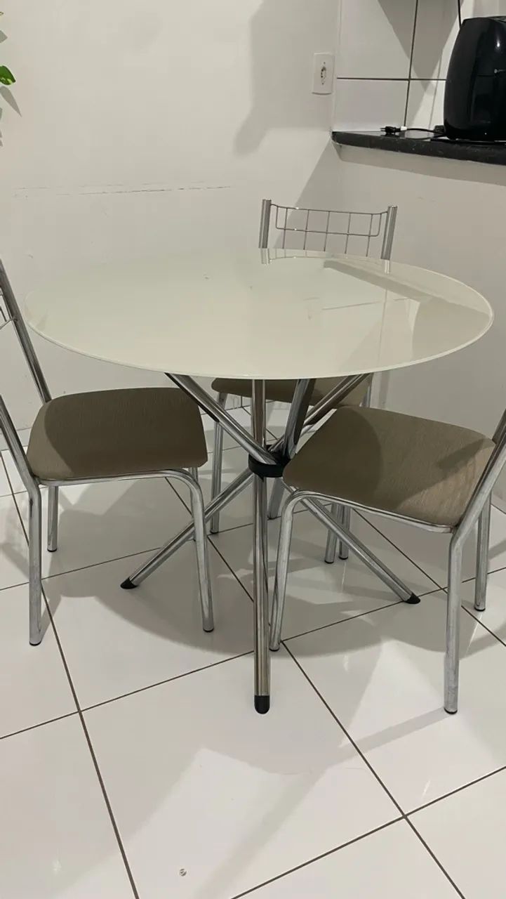Mesa com quatro cadeiras 