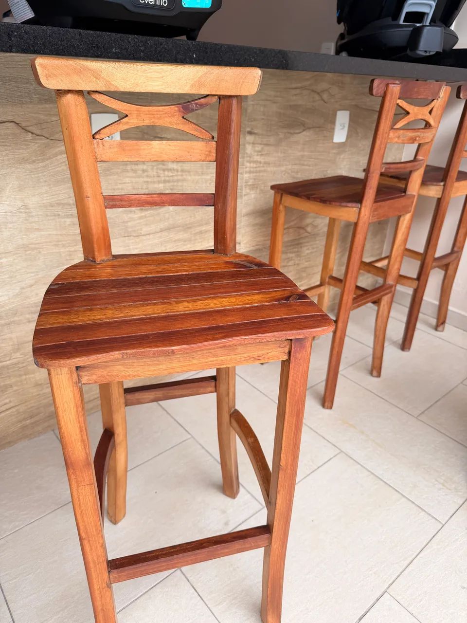 Banquetas de madeira para área gourmet 