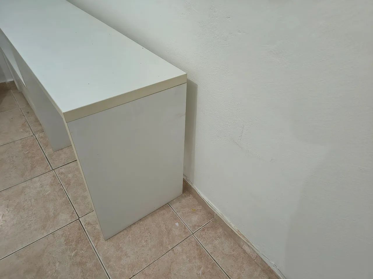 Escrivaninha/Mesa Branca com Gavetas é Prateleira- Funcional e Compacta. - Foto 4