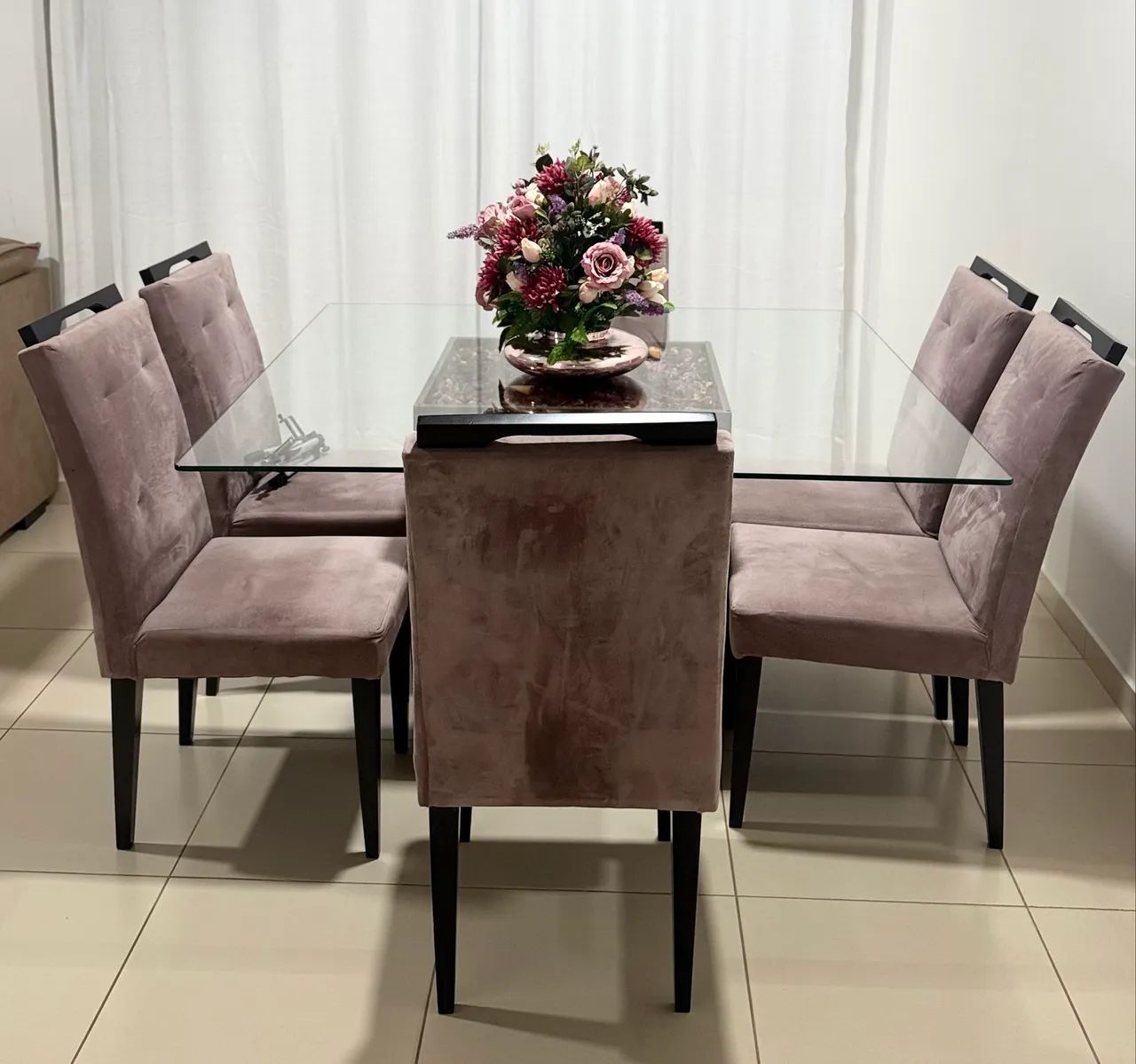 Mesa de Jantar Sofisticada com Tampo de Vidro e 8 Cadeiras Estofadas