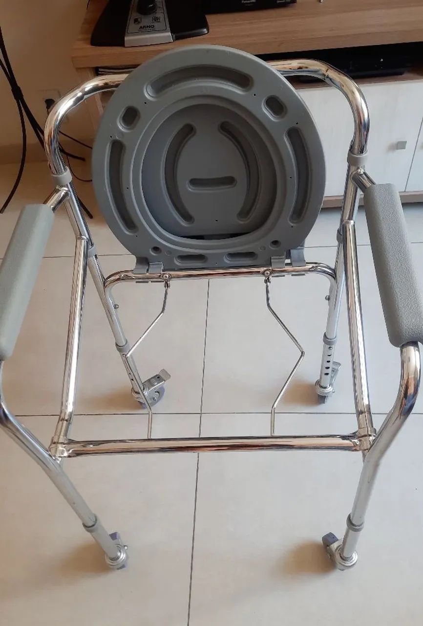 Cadeira de rodas para Banho em Inox com Reservatório - Quase Nova! - Foto 3
