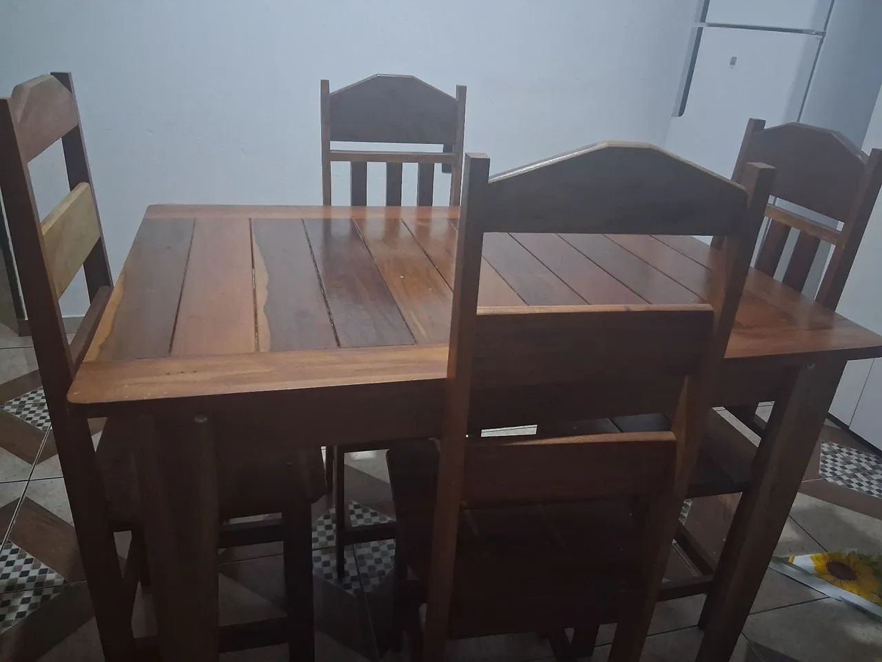 Mesa com 4 cadeira 