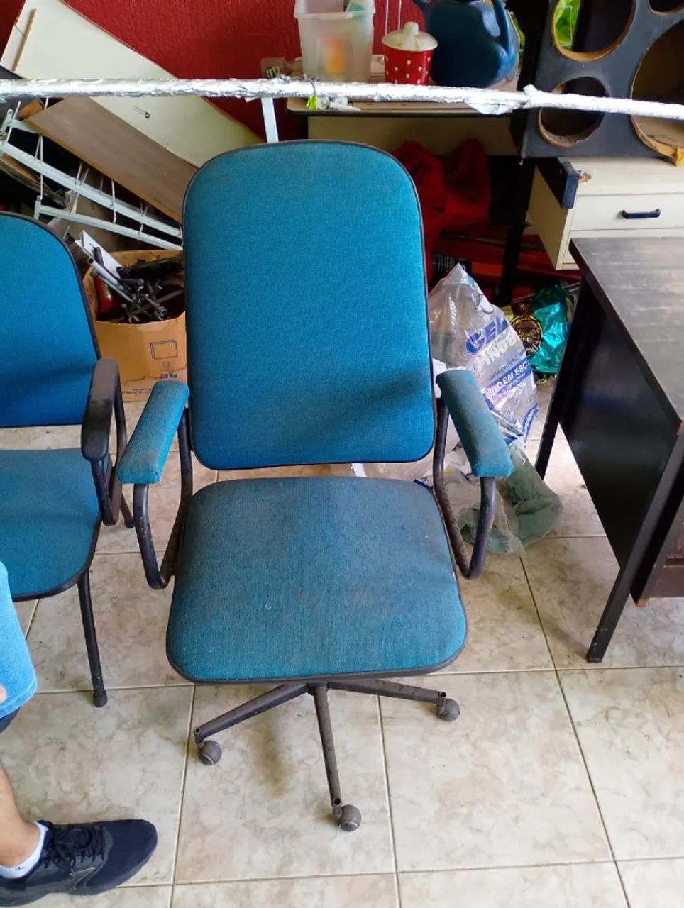 Cadeiras de escritorio uma com rodinhas e outra sem