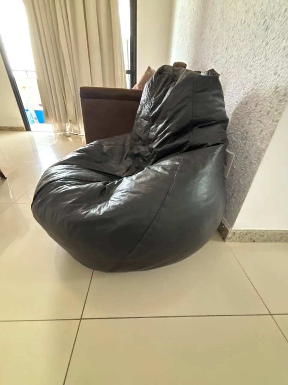 Puf em couro preto que se  molda ao formato da coluna ao sentar. Conforto e modernidade. - Foto 2