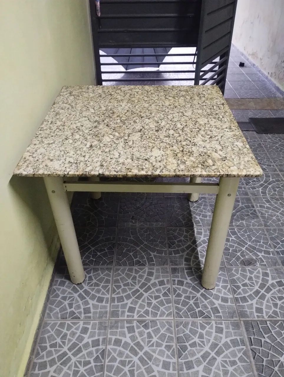 Mesa de granito sem cadeiras 