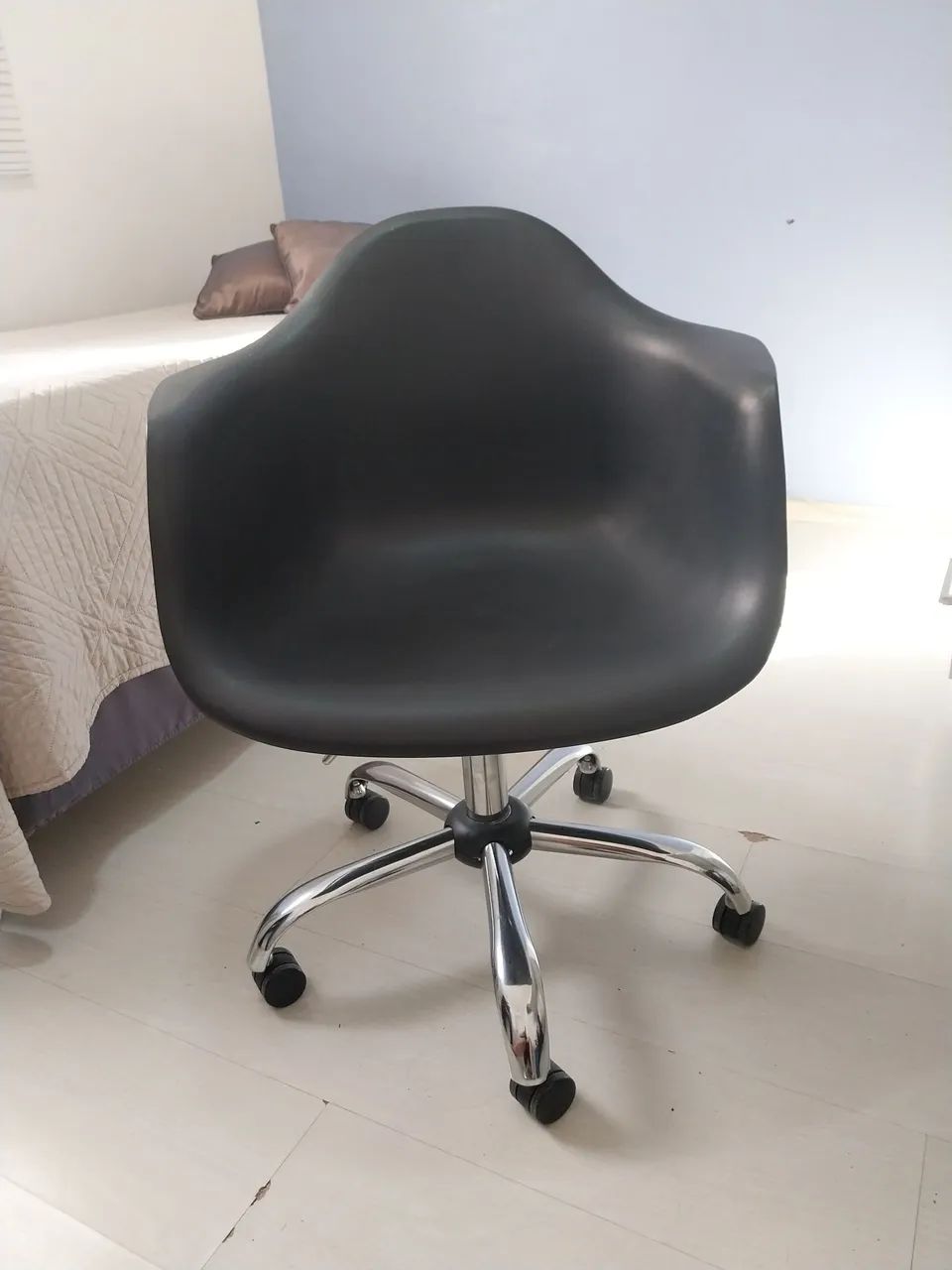 Cadeira giratória preta moderna estilo EAMES home office ou decoração excelente estado