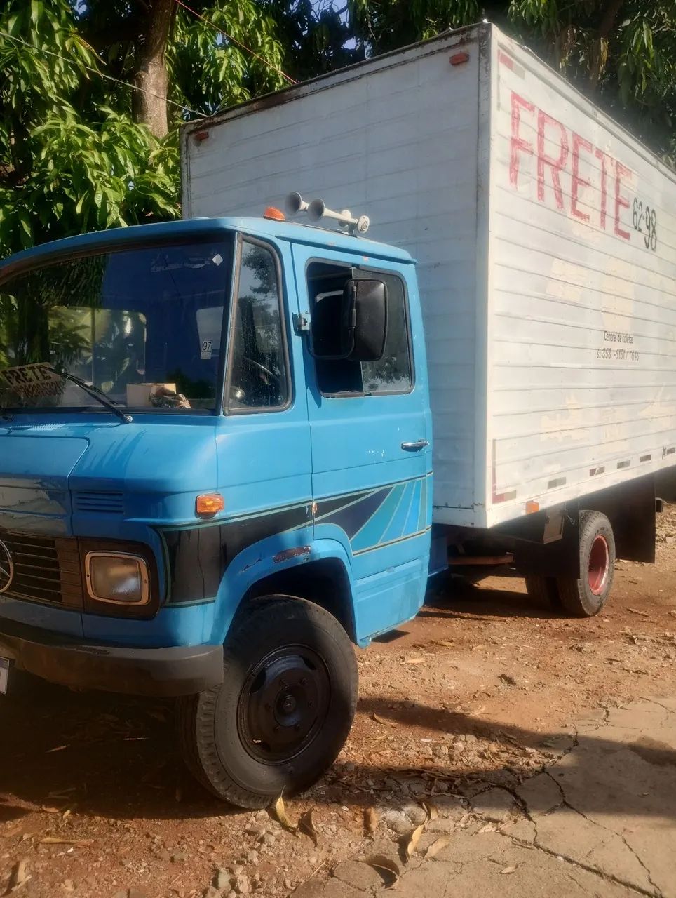 Caminhão baú 608