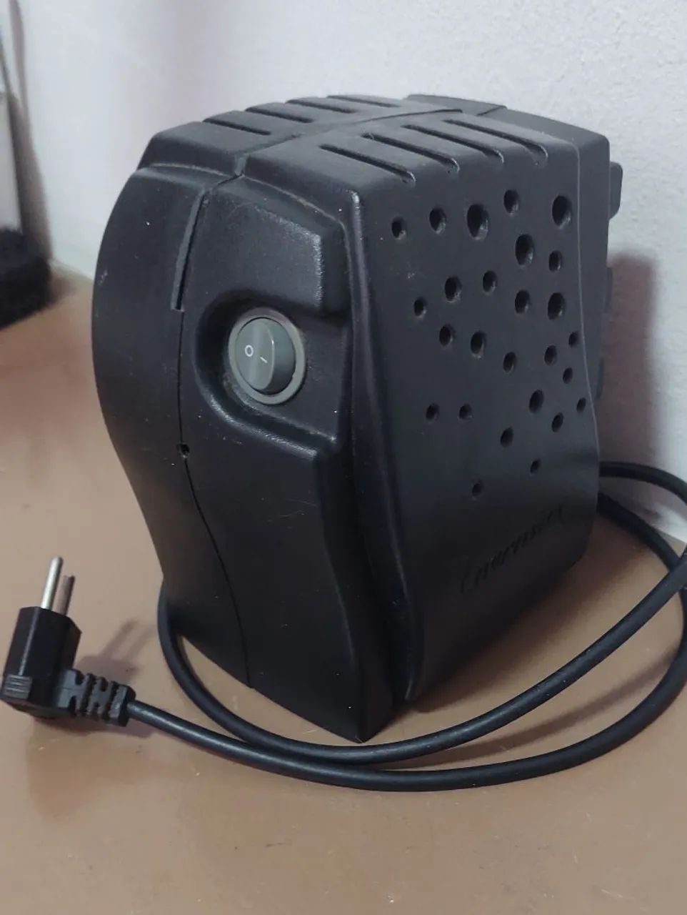 Estabilizador Enermax com fusível de proteção 