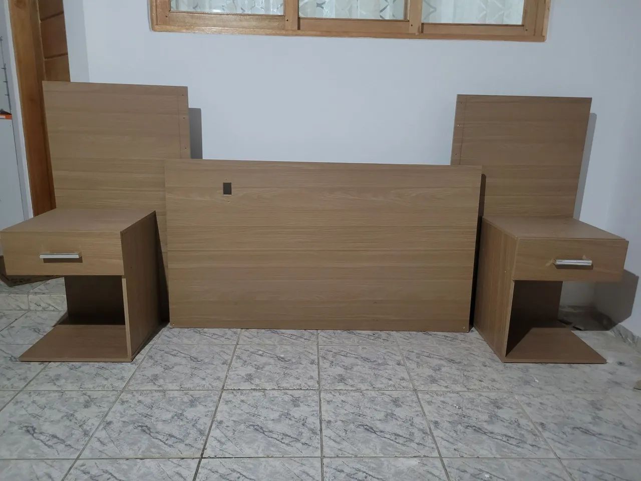 Cabeceira de cama com criado mudo