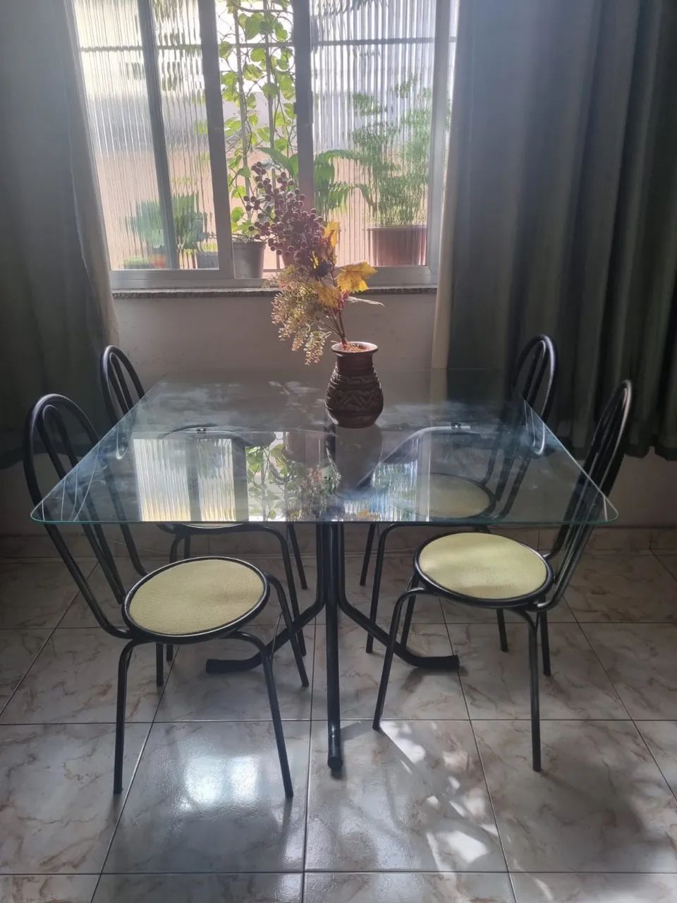 Mesa de Jantar de Vidro, com 4 Cadeiras
