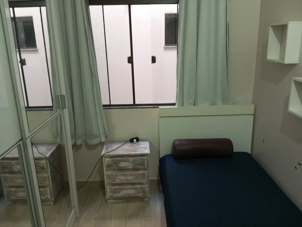 Alugo quarto para moças