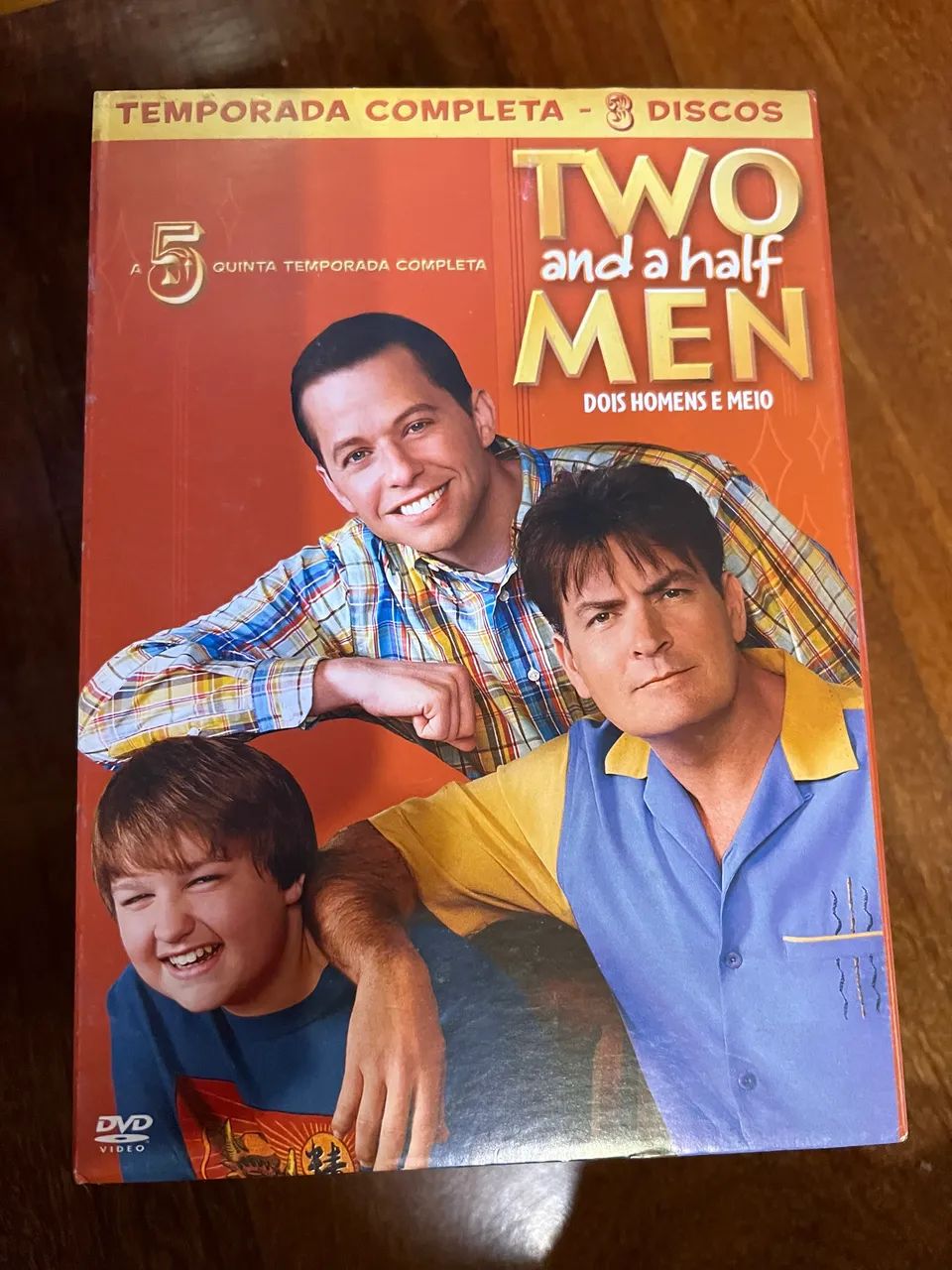 Two and a half men - 1a a 5a temporada completas em DVD - Foto 5