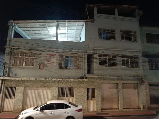 Prédio com 7 unidades geradoras de renda, sendo 2 pontos comerciais e 5 apto.