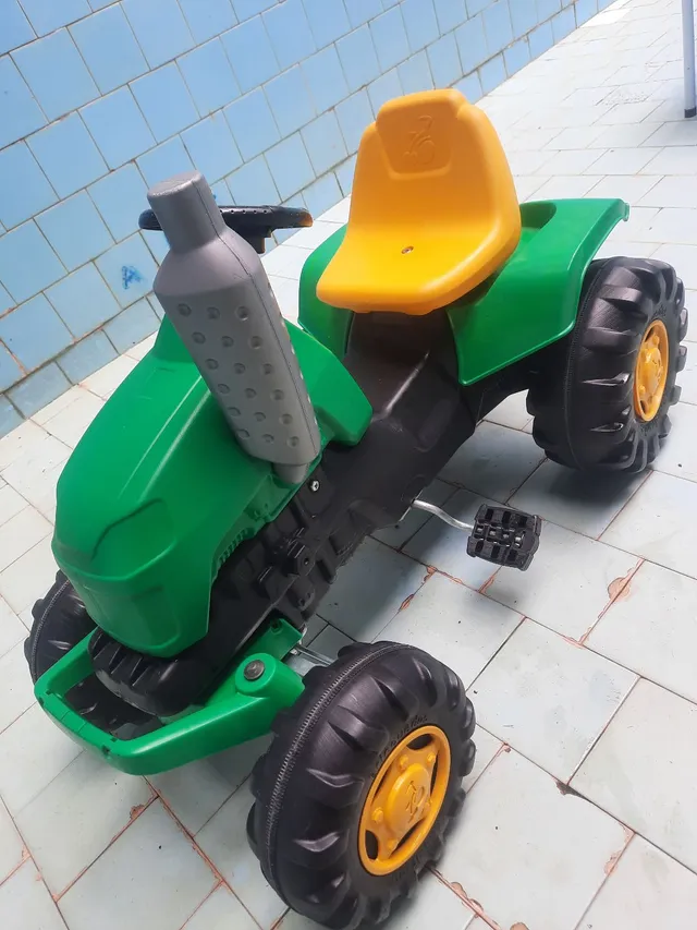 Caminhão de brinquedo transportando móveis. Veículos de serviço. Vídeos  divertidos para crianças. 