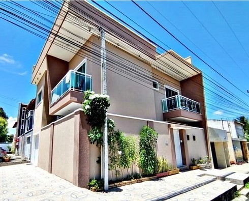 CD 121, Condomínio Ouro Verde, Casa triplex com 03 suítes