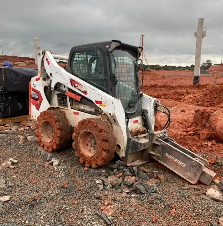 Locação de Bobcat escavadeiras e carregadeiras. Aluguel