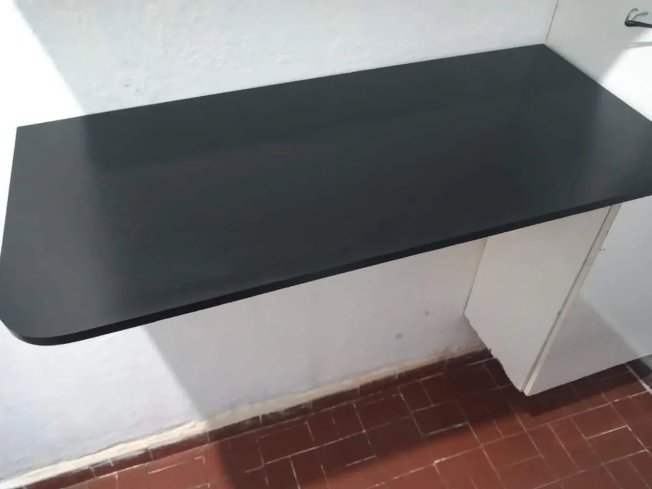 VENDO MESA BALCÃO MÓVEL PRETO SEMI NOVA