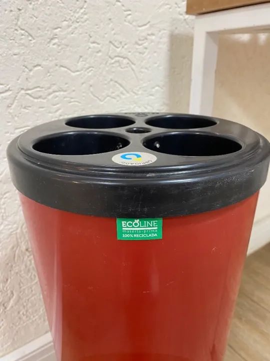 Lixeira De Copos Descartáveis Com 4 Tubos - Cor. Vermelho - Foto 4