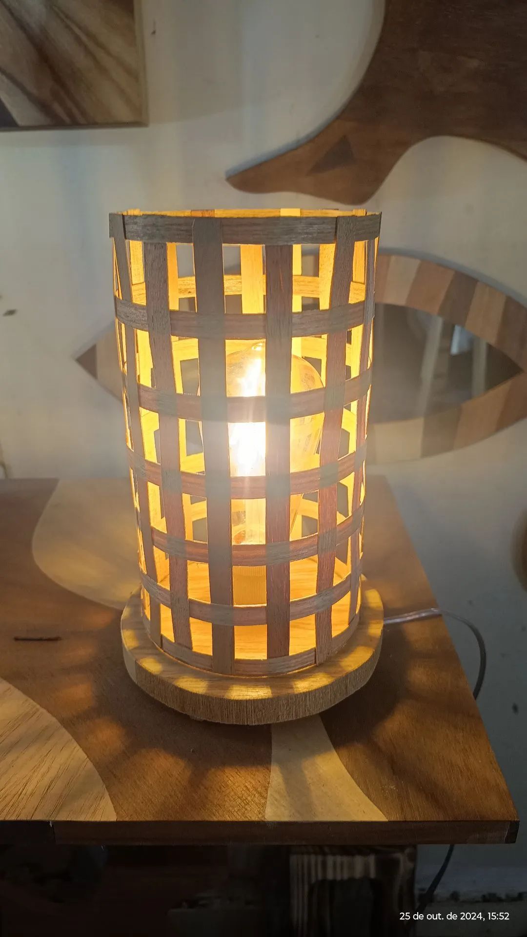 Luminária de Mesa em Madeira - Estilo Rústico - Foto 2