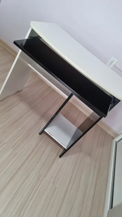 Escrivaninha.