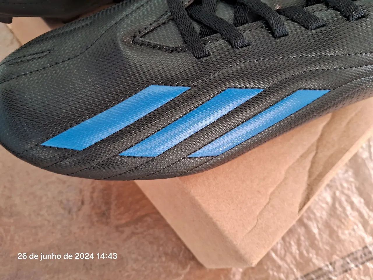 Chuteira Adidas_ Tam. 40/41/42/42/43 - Foto 3