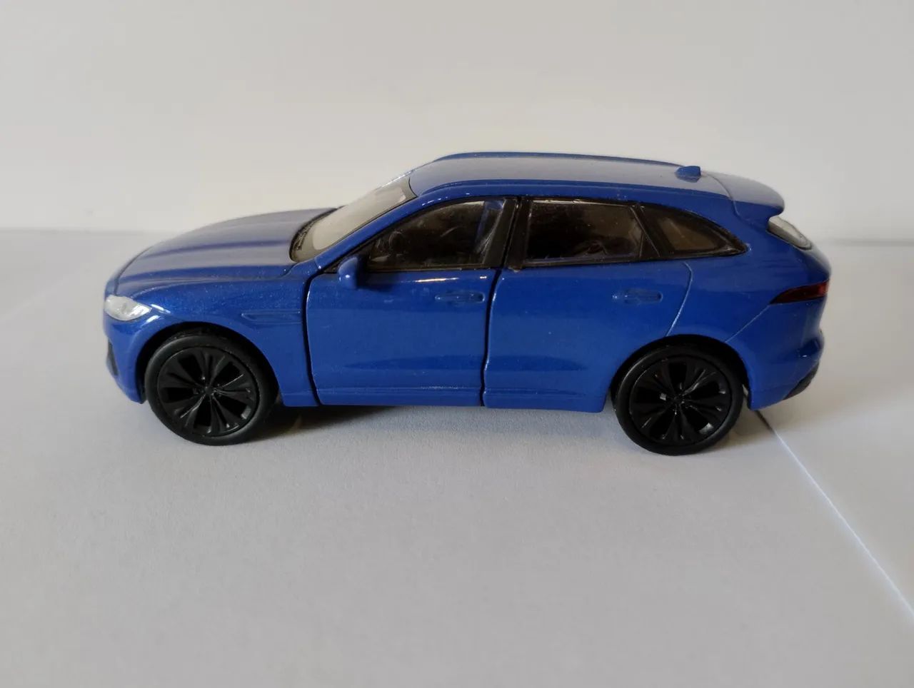 Welly - Miniatura Jaguar F-Pace  - Foto 2