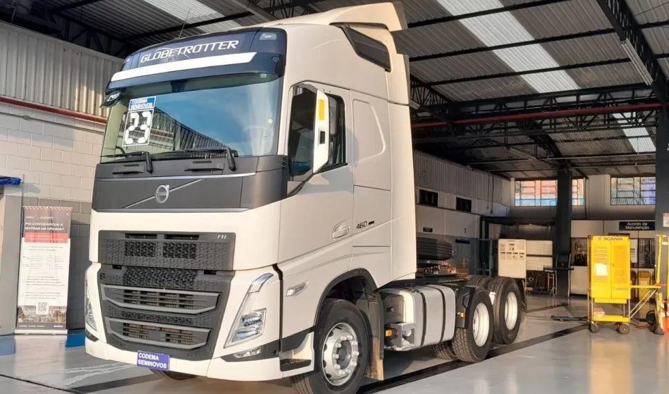 Volvo Fh 460 6x2 2023 - Com defletor de ar, 10 pneus novos, Geladeira, único dono. - Foto 2
