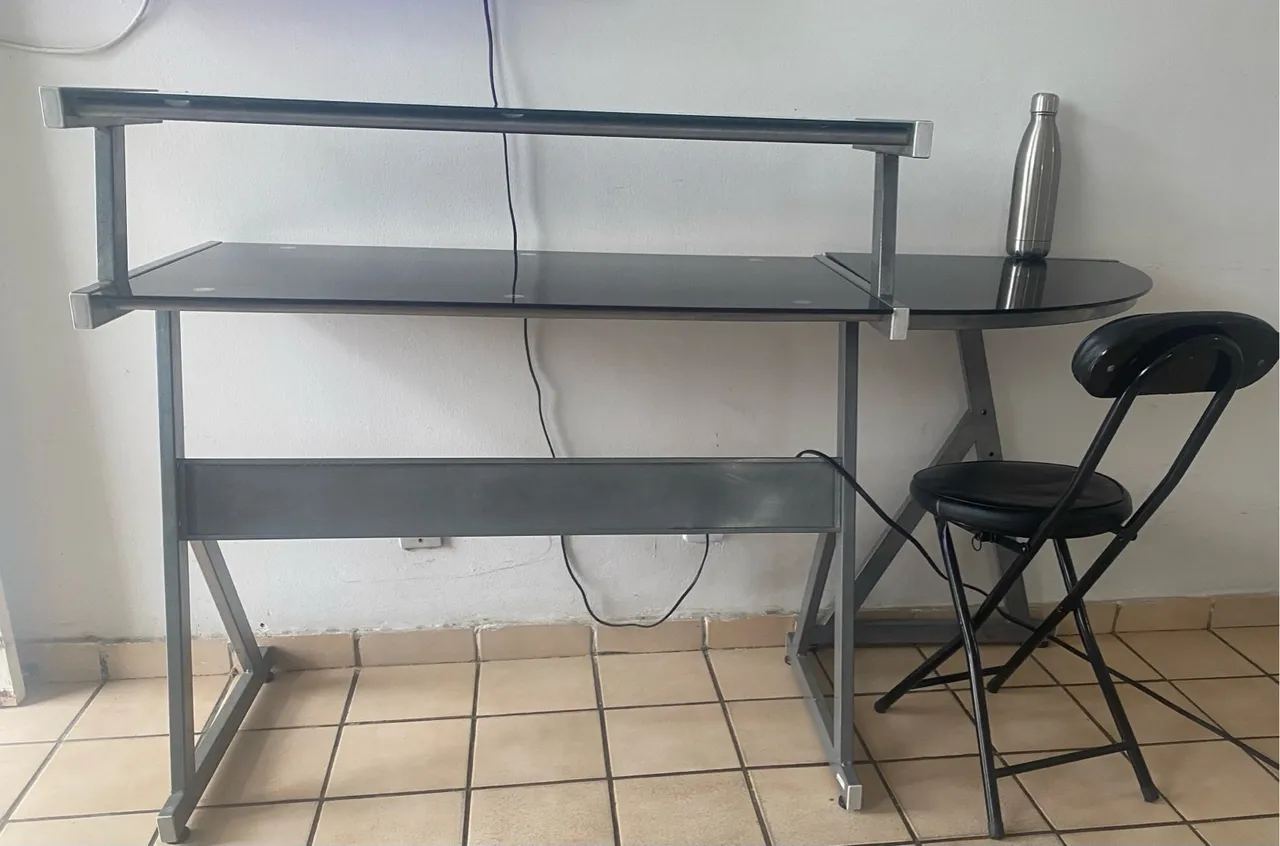 Escrivaninha com Prateleira e Tampo de Vidro