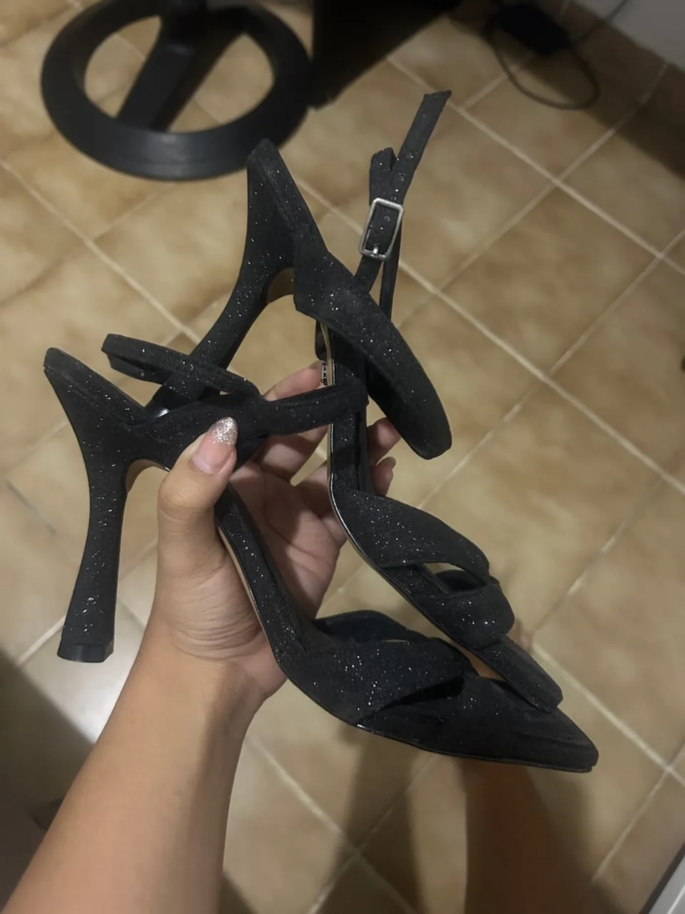 Salto alto com Glitter Preta - Elegância e Glamour