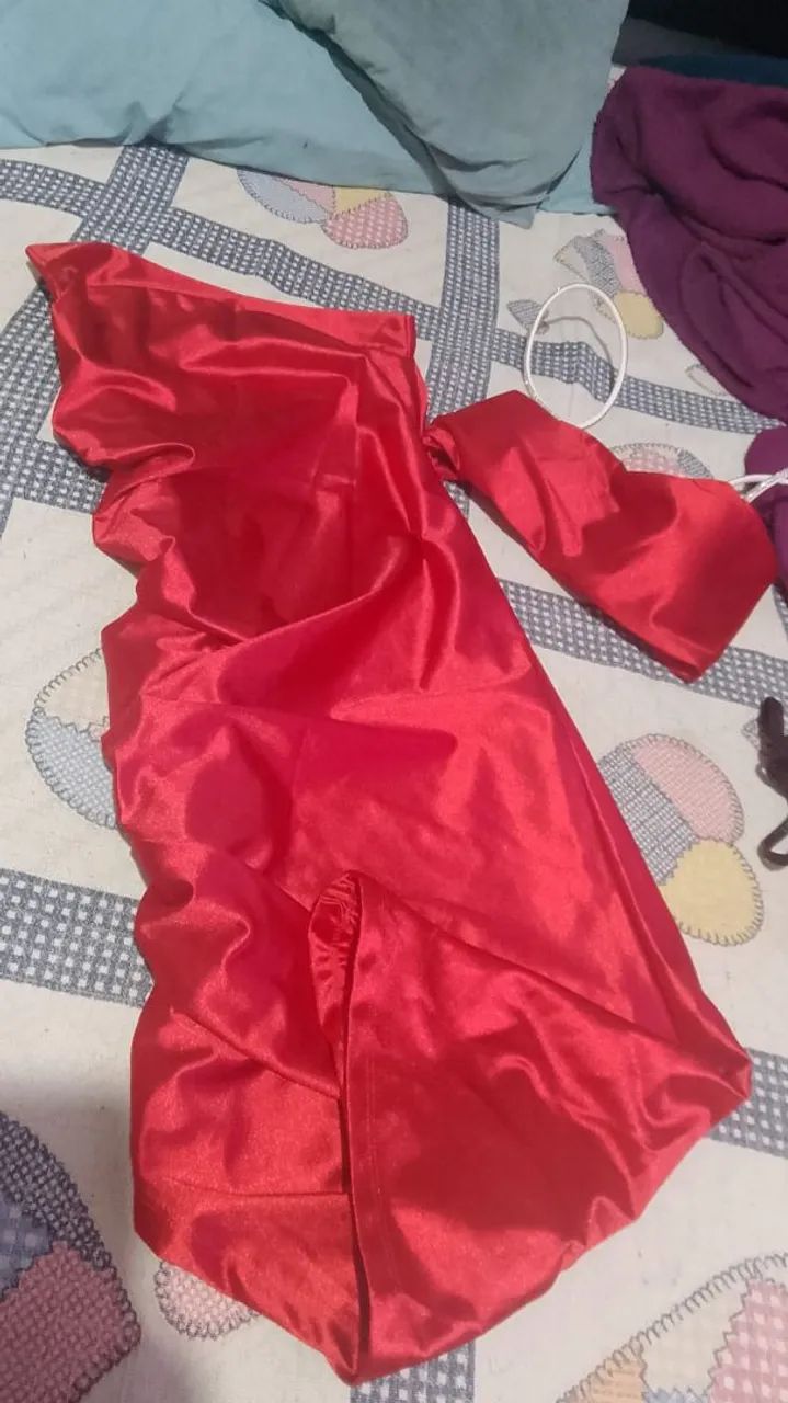 Conjunto vermelho de cetim novo