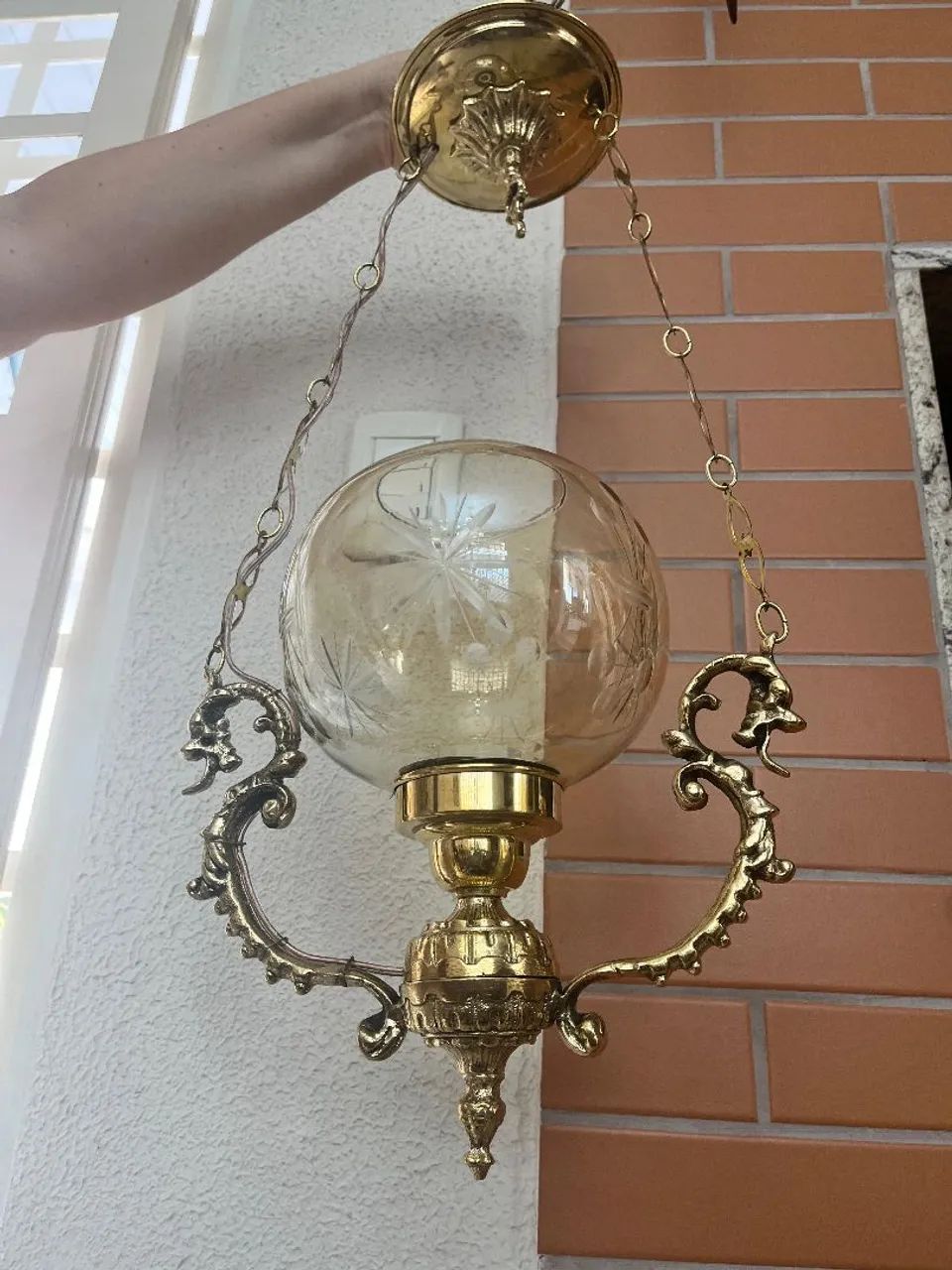Lustre antigo em bronze com cúpula âmbar lapidada - Foto 2