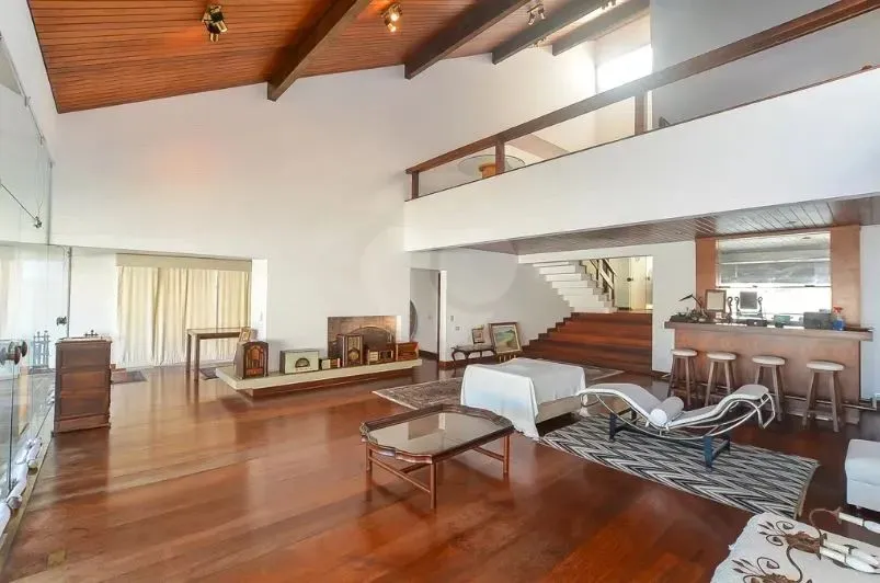 Triplex à venda com 5 quartos e 3 suítes em Curitiba - PR