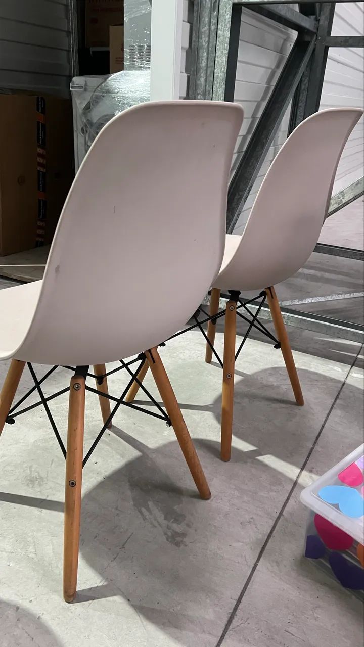 Conjunto 4 Cadeiras eames rosa jantar base Madeira  - Foto 3