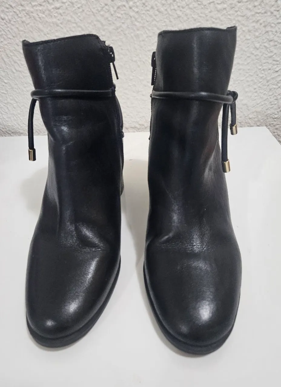 Botas de couro pretas Arezzo