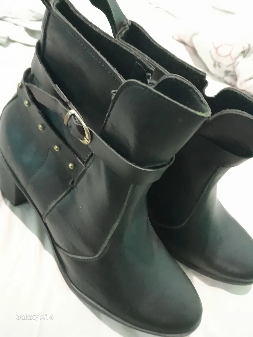 Bota Feminina Preta com Detalhes - Elegância e Estilo!