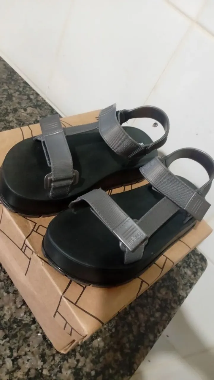 Sandália Melissa Preta com Detalhes Cinza