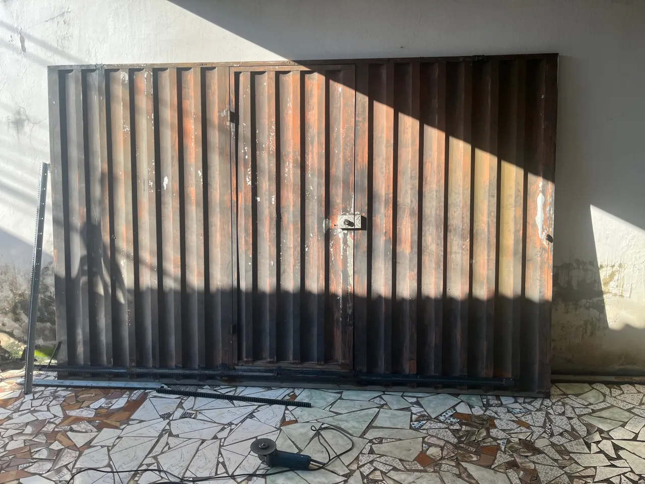 Portão de Aço Robusto e Durável