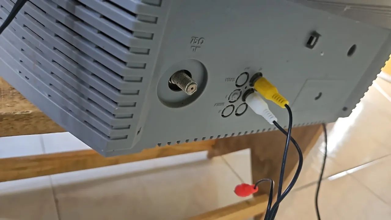 TV Philips 20 polegadas ideal para Jogos Usada - Foto 2