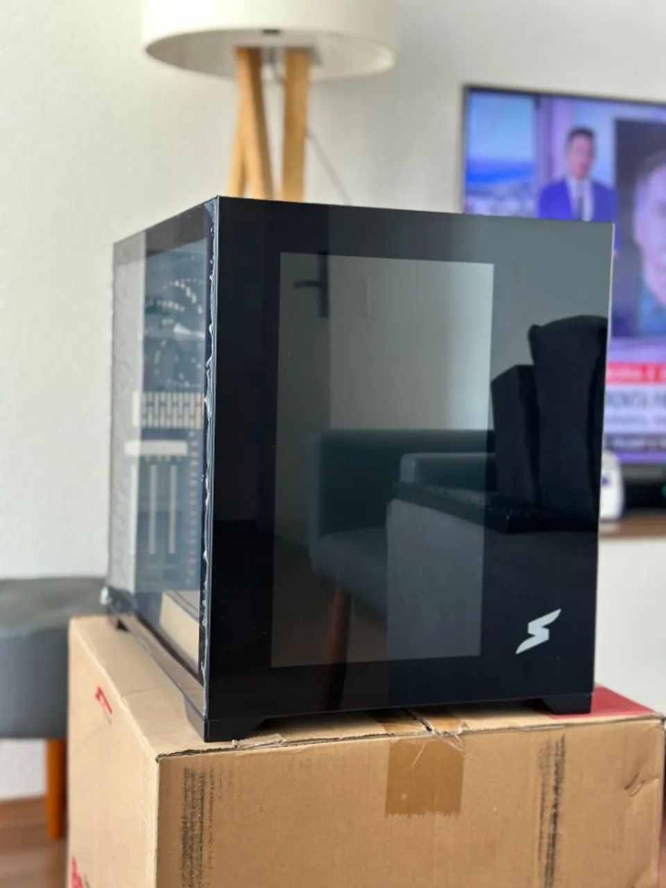 Gabinete Gamer SuperFrame Box Magic, Mid Tower, Vidro Temperado, Com Display LCD 13.3 Pol,