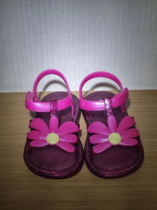 Duas sandálias Melissa 22