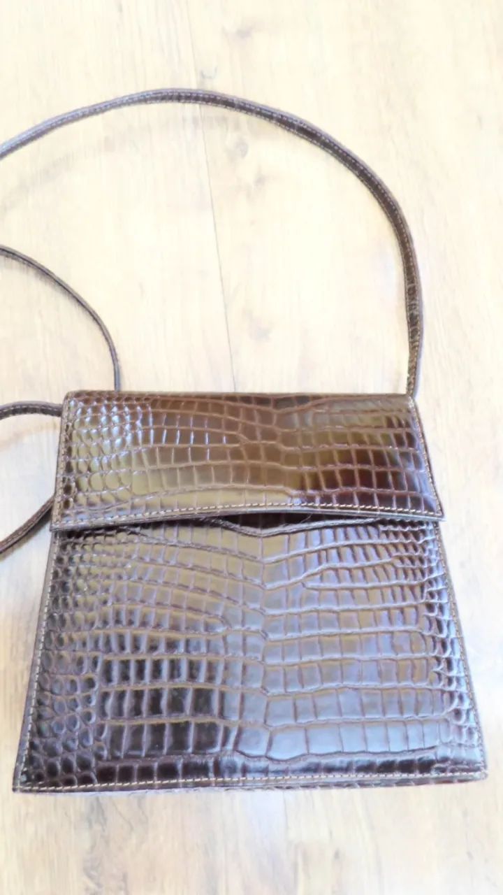 BOLSA COURO MARROM QUADRADA ESTILO CROCO -TRANSVERSAL (usada)  