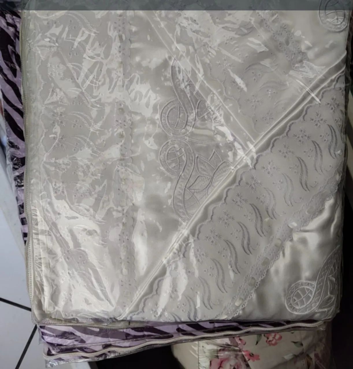 Jogo de cama Branco Bordado Elegante